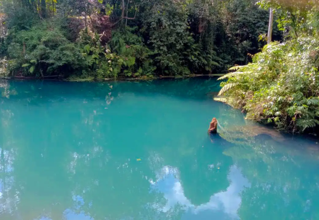 Danau Biru Melawi