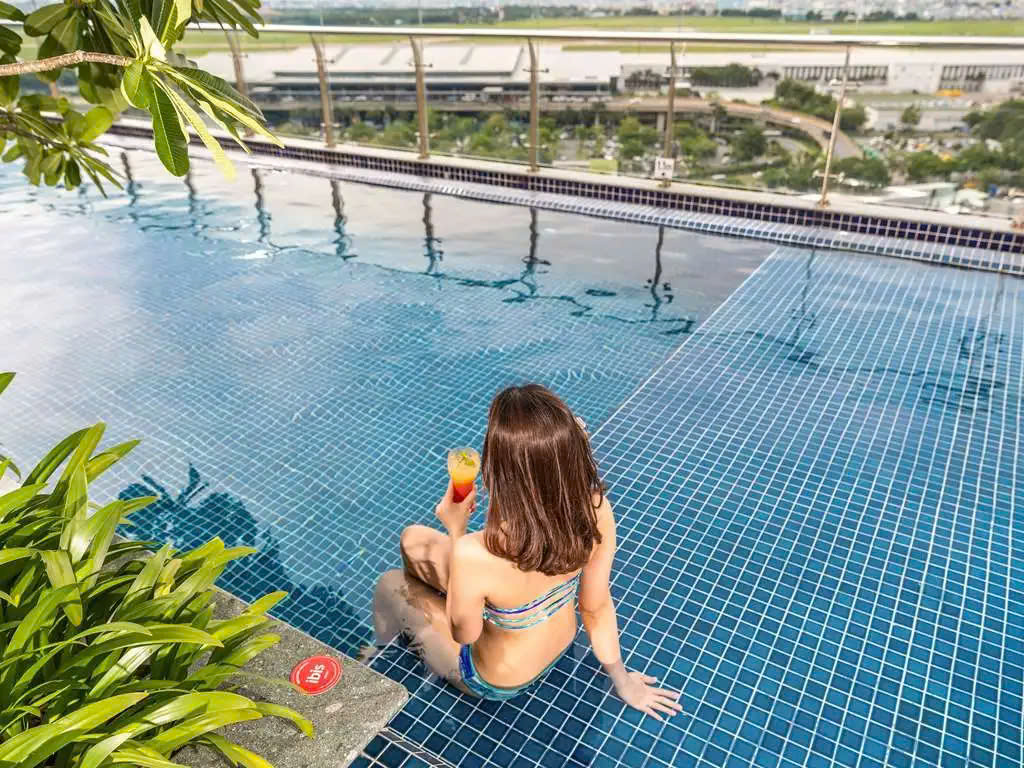 Từ hồ bơi của ibis Saigon Airport có thể nhìn thấy toàn cảnh sân bay Tân Sơn Nhất | Nhà ga T3 Tân Sơn Nhất