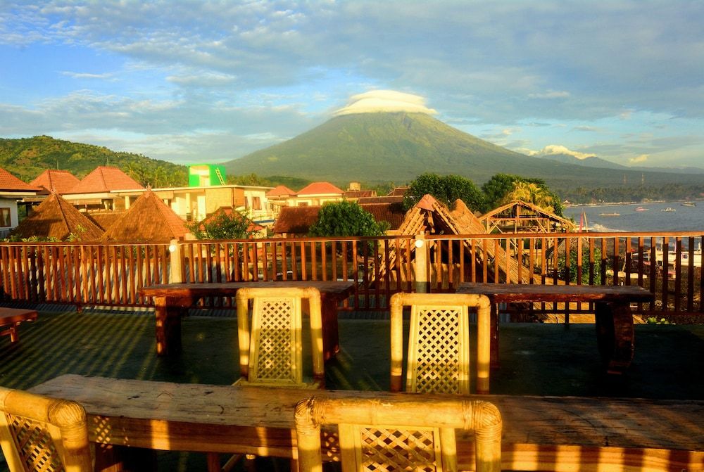 Sunset Point Amed dengan keindahan matahari terbenam di lepas pantai