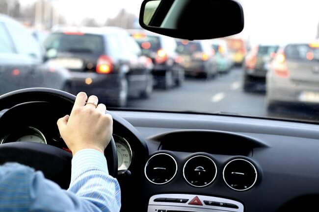 Tips Aman Berkendara Saat Berada di Lampu Merah