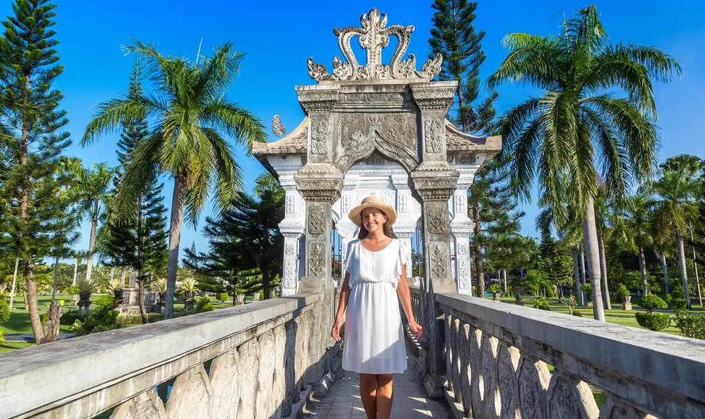 Turis Asing Wajib Memakai Busana yang Sopan