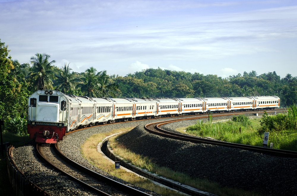 Pesan Tiket Kereta Api & Bus ke Bandung di Traveloka