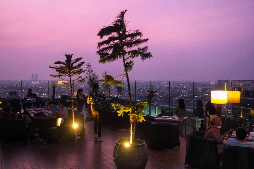 Hotel dengan rooftop - Cambridge Hotel Medan