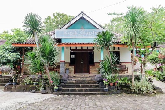 Rock Garden Homestay - Hotel Dekat Pantai Butuh