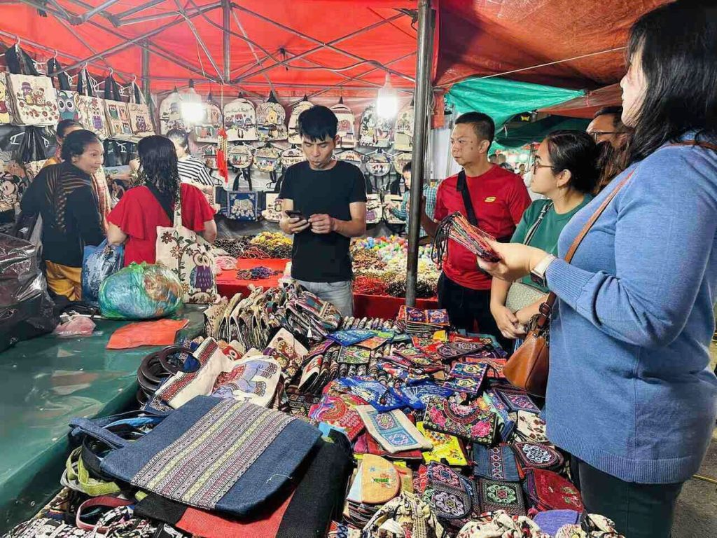 Chợ đêm Sapa nhộn nhịp với các gian hàng thổ cẩm | Sapa có gì chơi