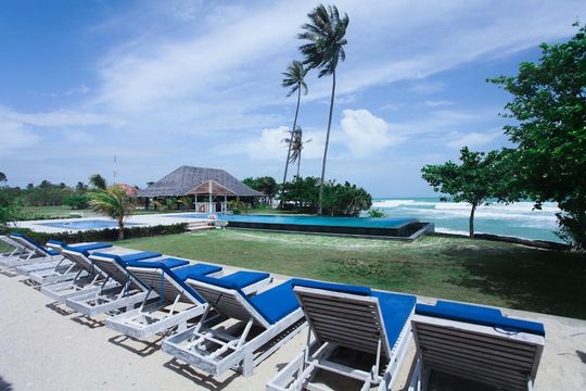 Berenang dan Berjemur di pantai triokora