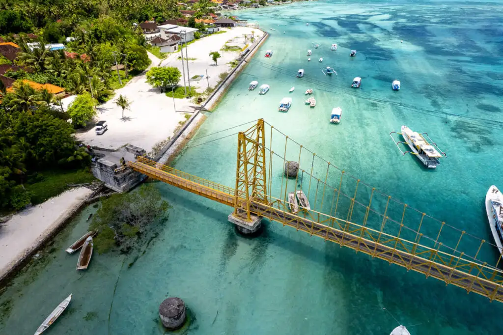 Rekomendasi Spot Wisata di Nusa Lembongan - Jembatan Kuning