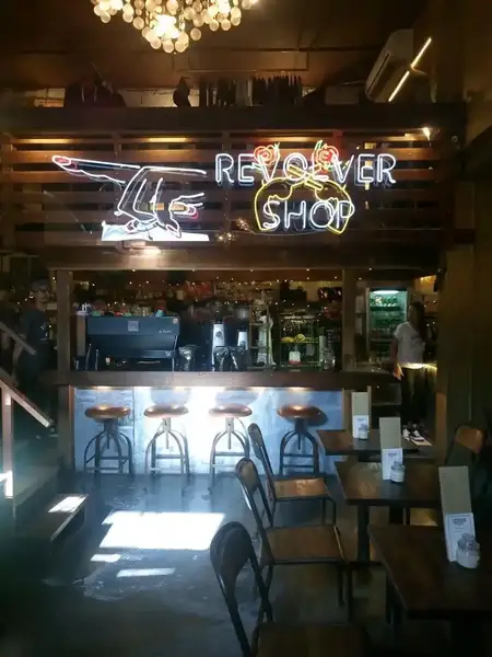 Revolver Bali - cafe di Bali