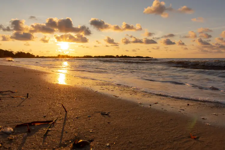Spot Sunset yang Memukau di Pantai Bondo