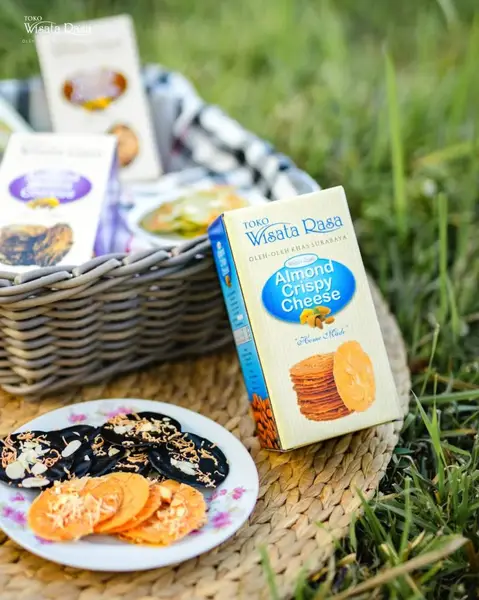 Almond Crispy kue viral di Surabaya