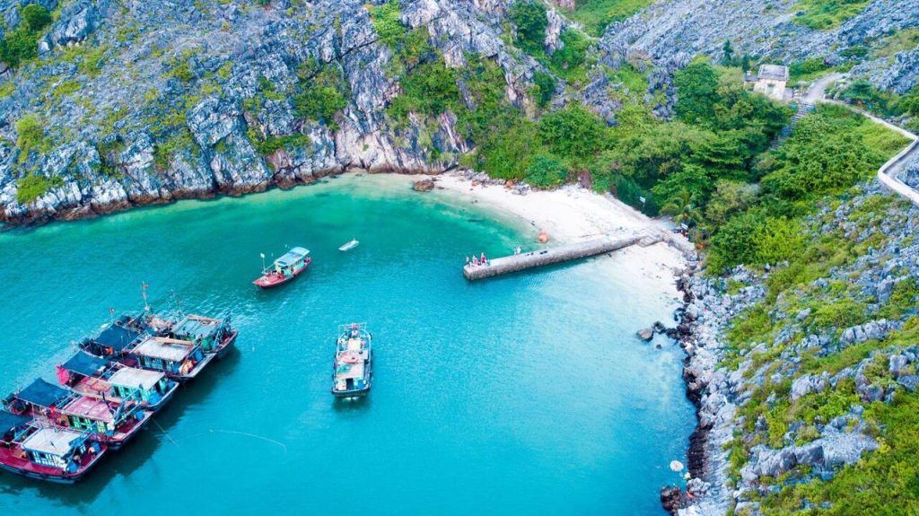 Cát Bà mê hoặc du khách với vẻ đẹp hoang sơ, bãi biển xanh trong vắt và núi rừng trập trùng