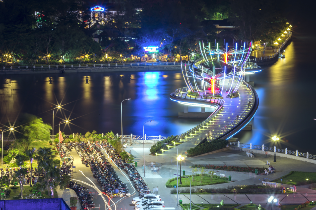 Bến Ninh Kiều rực rỡ ánh đèn xứng đáng là cảnh đẹp Cần Thơ đáng để ghé thăm nhất 