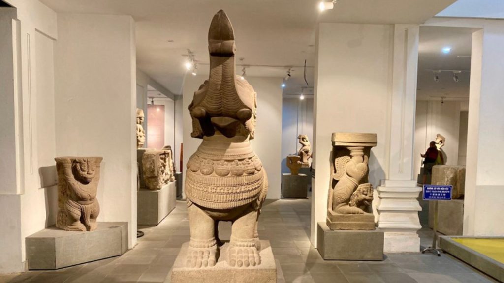 Bảo vật quốc gia tượng Gajasimha tại bảo tàng | Cảnh đẹp Đà Nẵng