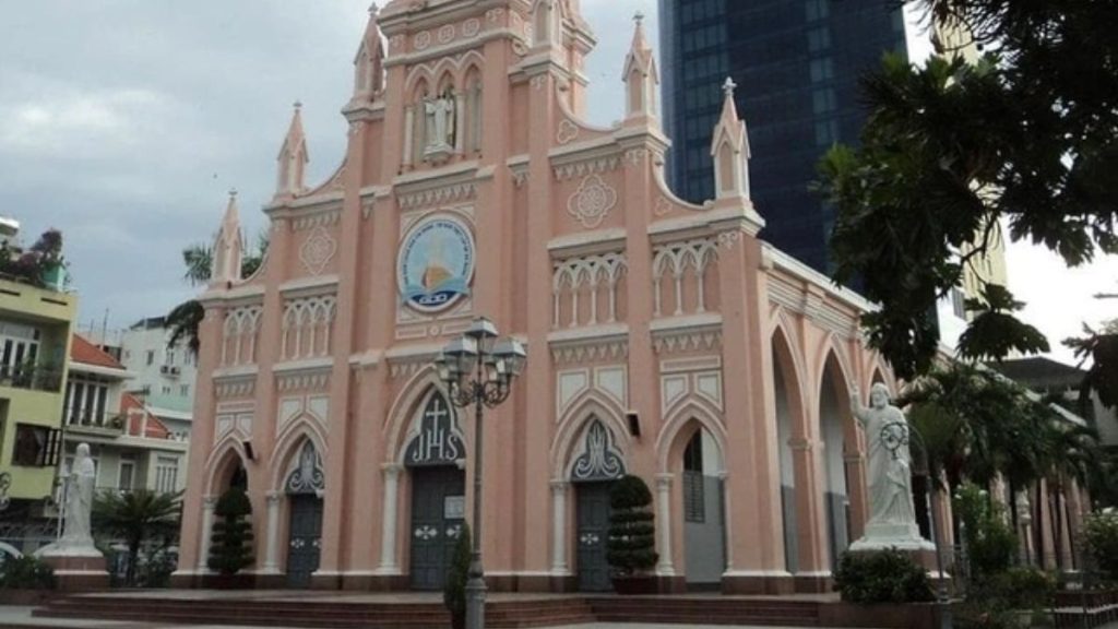 Màu sắc nổi bật của nhà thờ Chính Toà Đà Nẵng | Cảnh đẹp Đà Nẵng