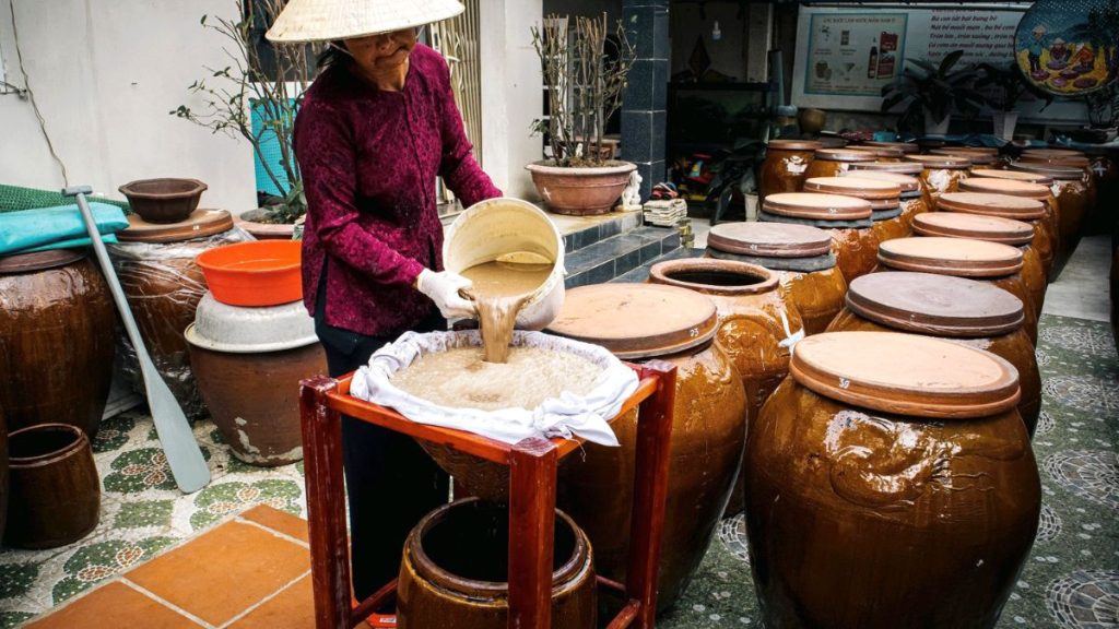 Nước mắm được làm thủ công hoàn toàn tại làng nghề | Cảnh đẹp Đà Nẵng