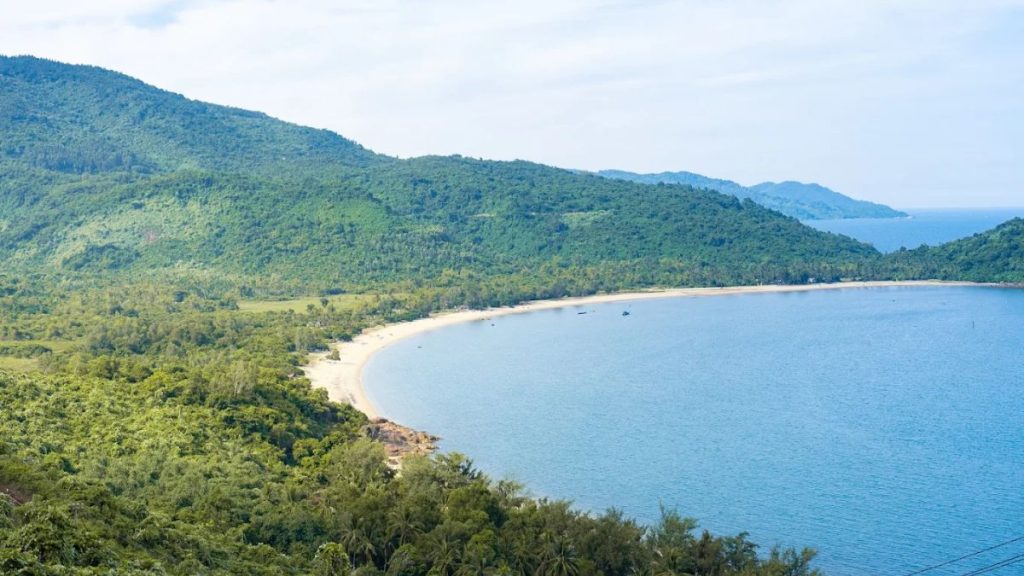 Bãi biển yên ắng tại Làng Vân | Cảnh đẹp Đà Nẵng