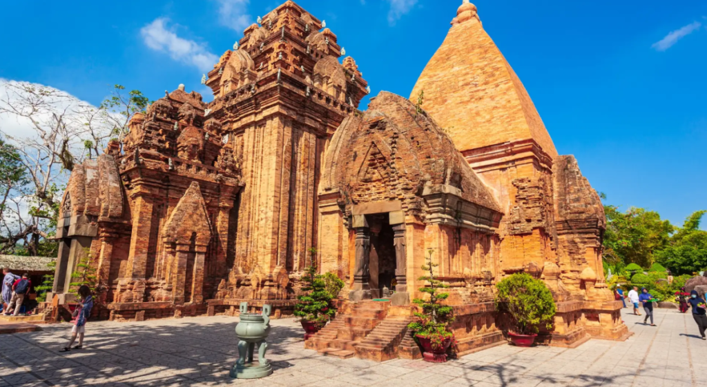 Vẻ đẹp cổ kính của Tháp Bà Ponagar dưới nắng hè rực rỡ | Cảnh đẹp Nha Trang