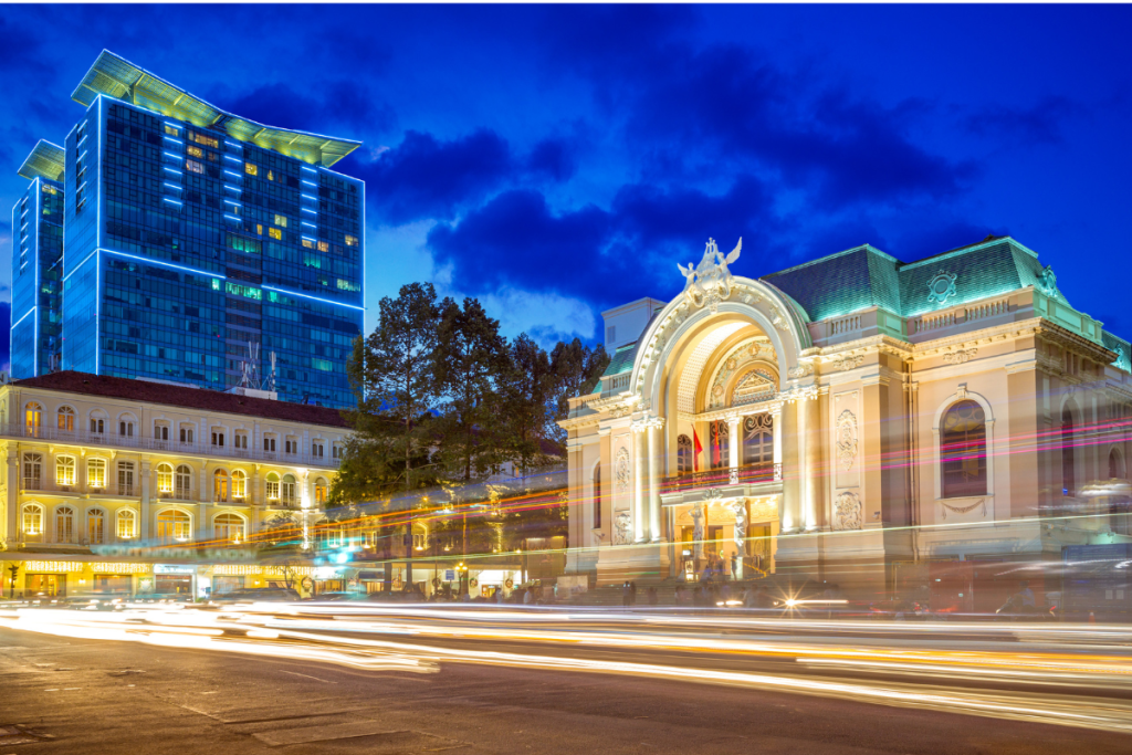 Giữa muôn vàn cảnh đẹp Sài Gòn, Nhà hát Thành phố nổi bật với vẻ đẹp cổ điển và thanh lịch