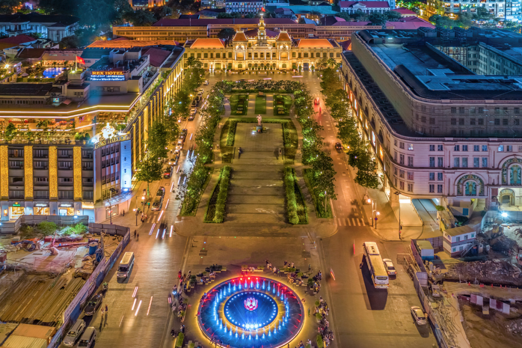 Phố đi bộ Nguyễn Huệ rực rỡ và sôi động giữa cảnh đẹp Sài Gòn về đêm