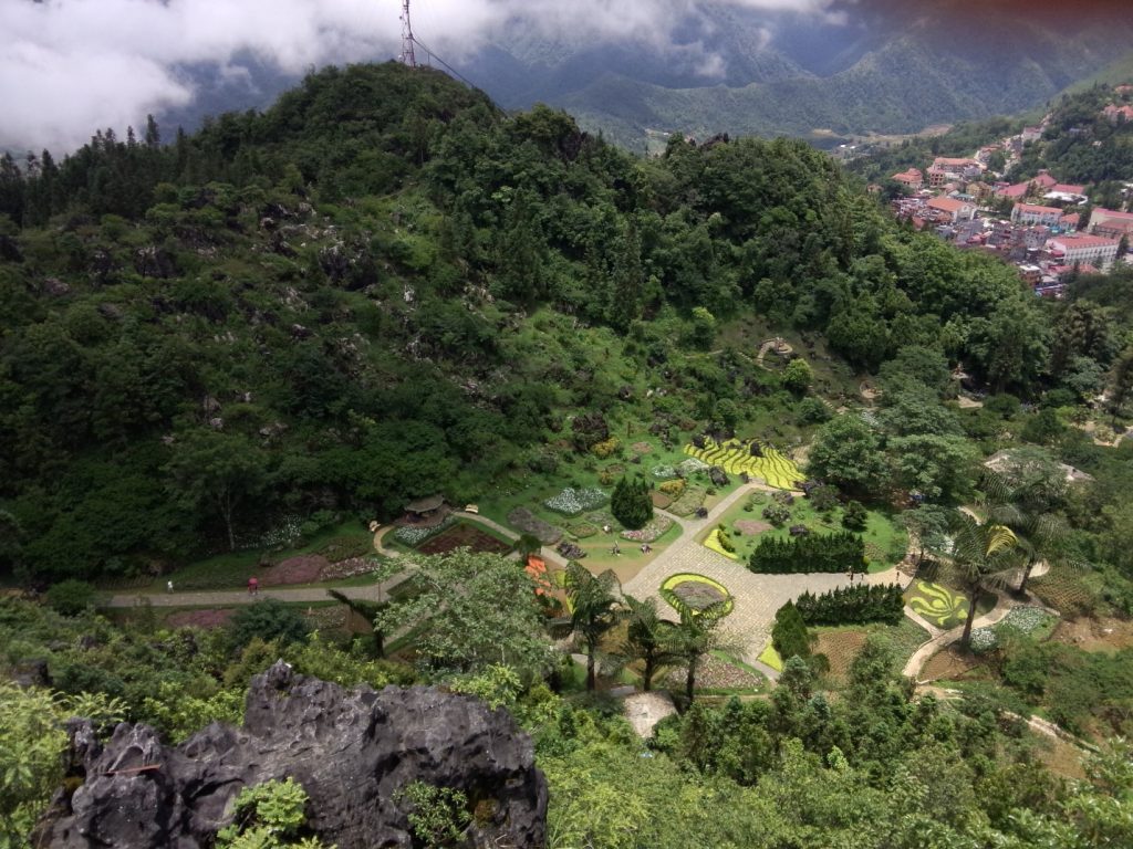 Cảnh đẹp Sapa này là điểm ngắm cảnh lý tưởng với toàn cảnh thị trấn ẩn hiện trong sương mờ 