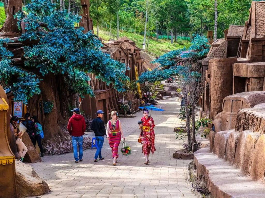 Dọc theo con đường đất sét dài hàng trăm mét  | Đà Lạt có gì chơi