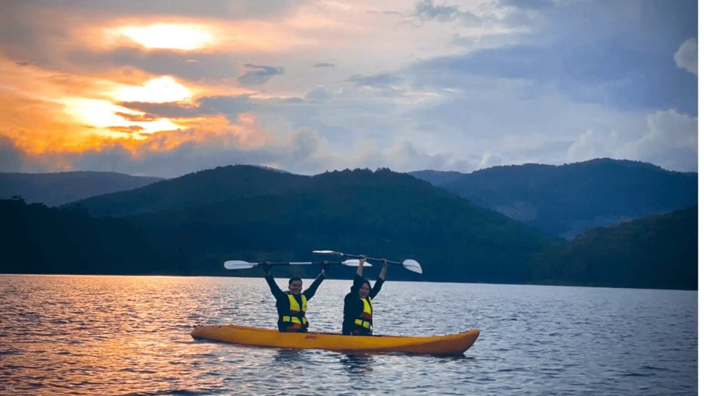 Chèo thuyền trên hồ Tuyền Lâm | Đà Lạt có gì chơi