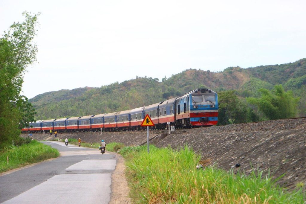 Hàng ngày sẽ có các tuyến tàu đến và đi từ ga Lào Cai
