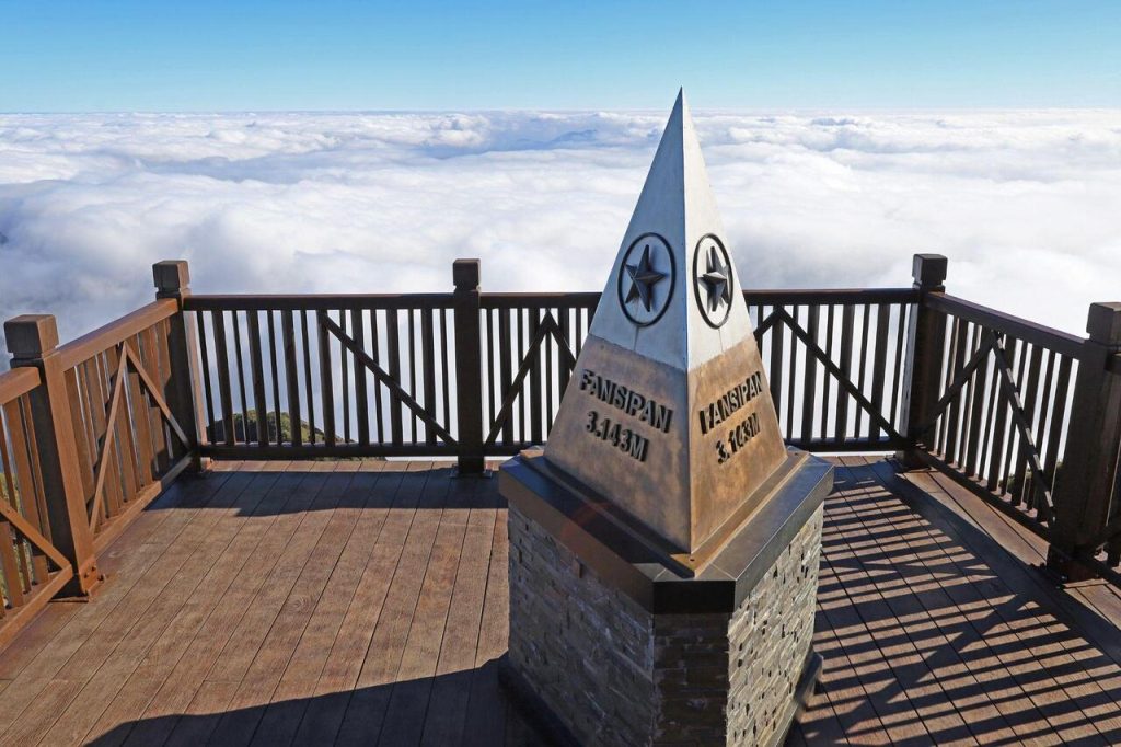 Biển mây trắng xoá cực đẹp tại đỉnh Fansipan