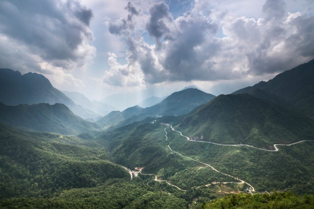 Khung cảnh thiên nhiên kỳ vĩ tại đèo Ô Quy Hồ