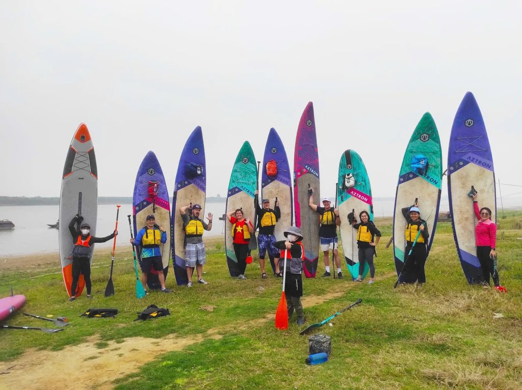 Chèo SUP dọc theo sông Hồng, ngắm bình minh, làng quê và khung cảnh yên bình ven đô | Hà Nội có gì chơi