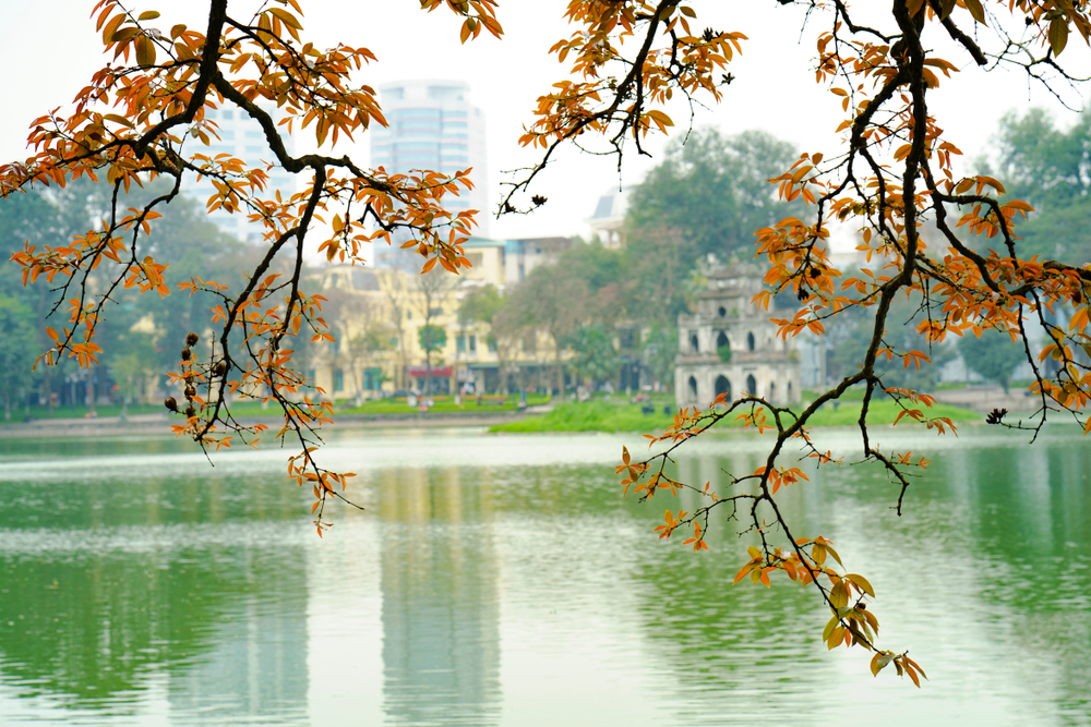 Hồ Hoàn Kiếm là biểu tượng bình yên giữa lòng Hà Nội | Hà Nội có gì chơi