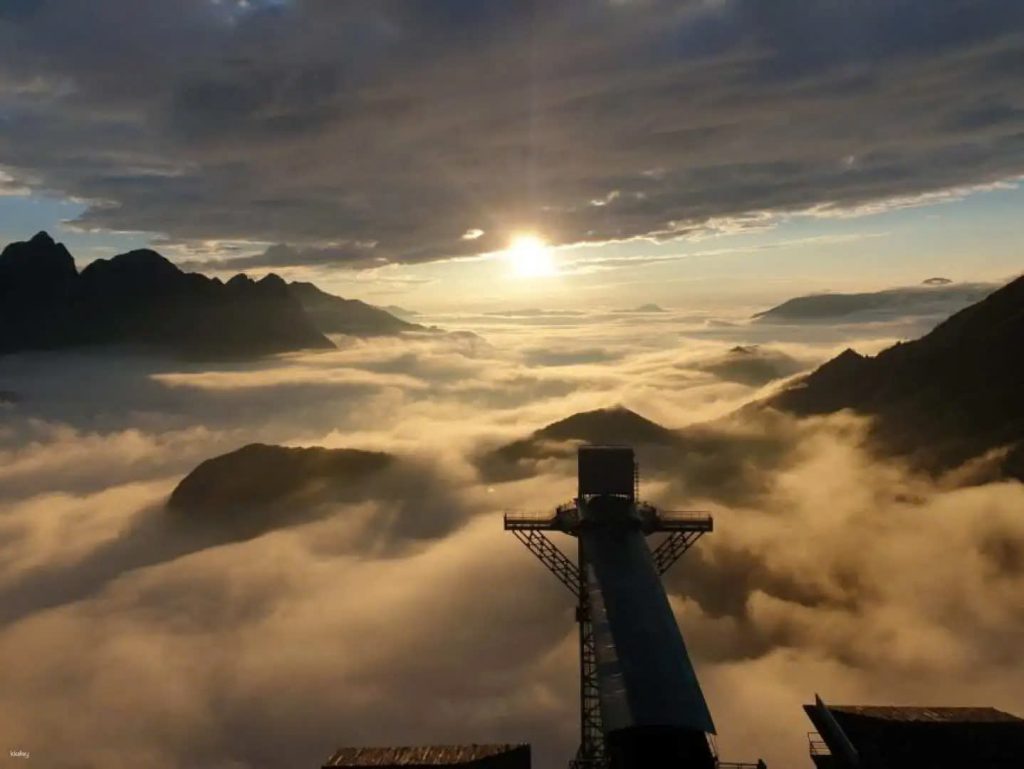 Bắt trọn mọi khoảnh khắc biến ảo của mây trời trên cầu kính Rồng Mây | Sapa có gì chơi