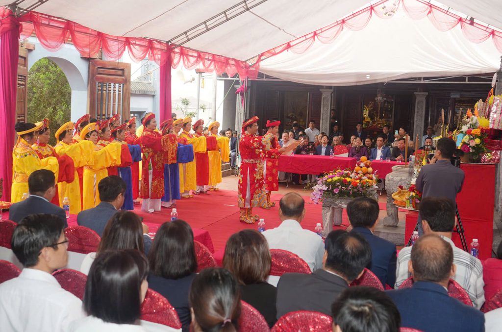 Lễ hội đền Mẫu Thượng thu hút nhiều du khách tham gia | Sapa có gì chơi