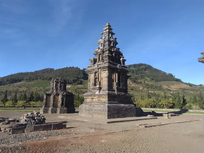 Kompleks Candi Arjuna Dieng wisata populer di Dieng