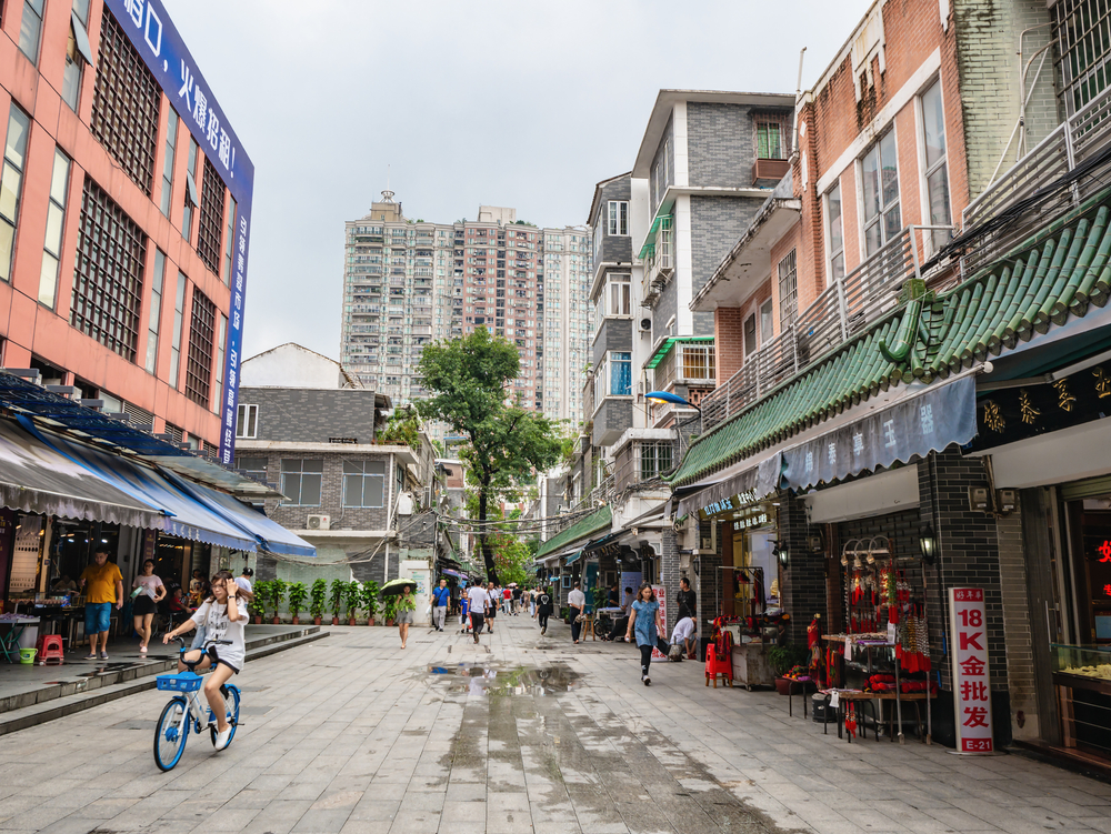Hualin Jade Street mainly deals in retail, wholesale and jade and jewelry processing