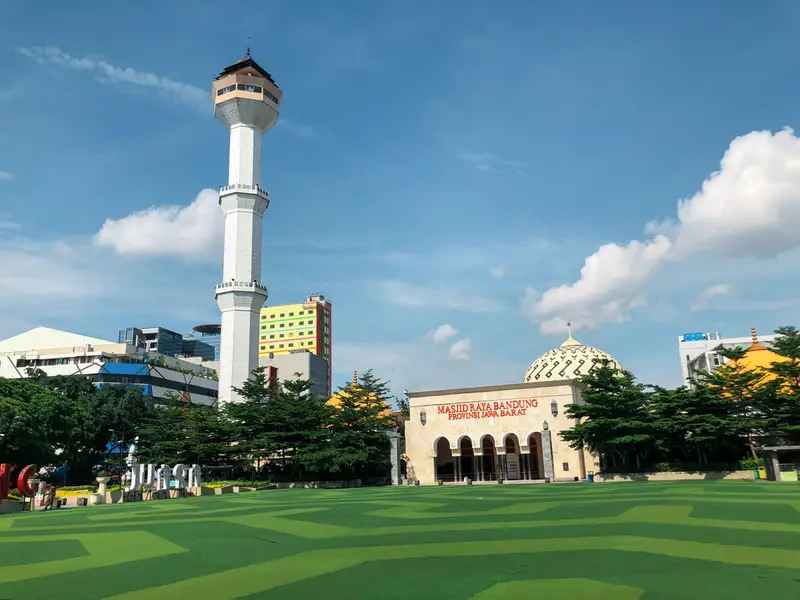 Alun-Alun Kota Bandung wisata populer di Jawa Barat