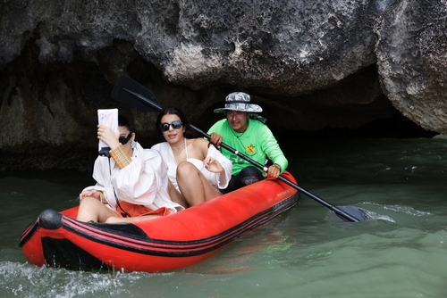 พายคายัคในถ้ำที่อ่าวพังงา - ที่เที่ยวภูเก็ต