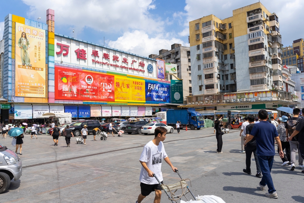 Street view of Wanjia Costume Wholesale Square in Guangzhou