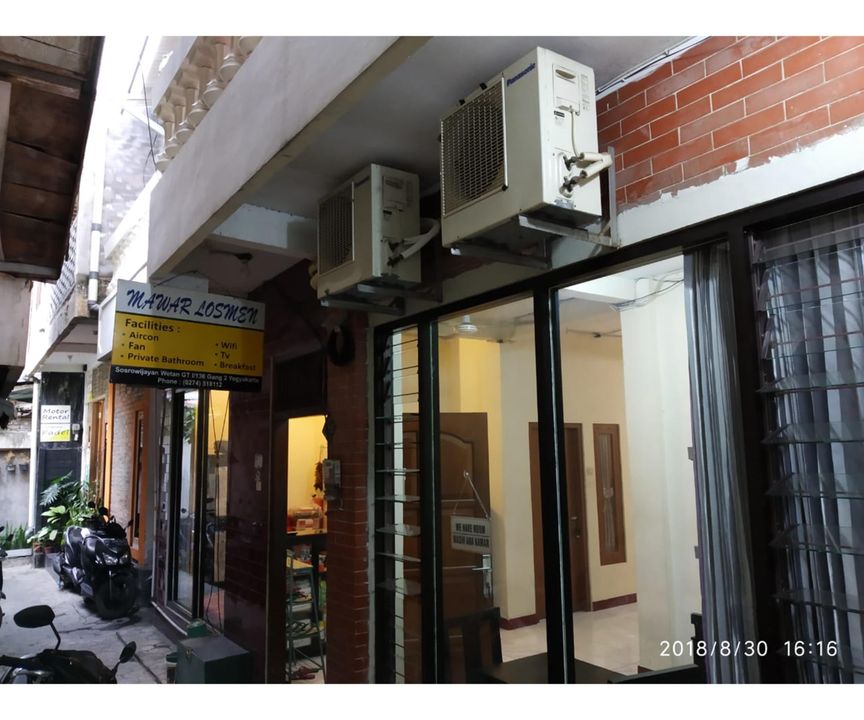 Budget Room near Stasiun Tugu at Losmen Mawar
