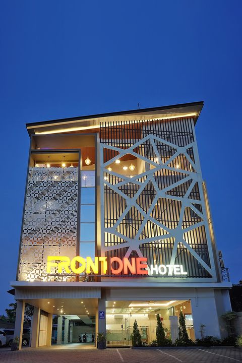 Front One Hotel Sragen 
