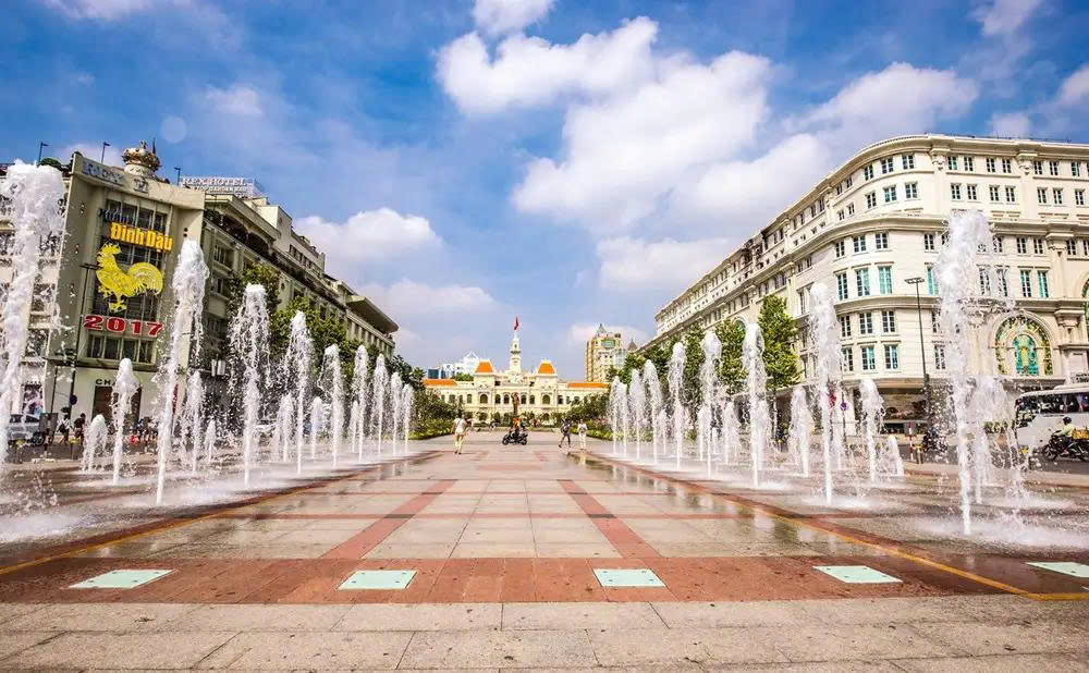 Phố đi bộ Nguyễn Huệ – trái tim sôi động của thành phố | Chơi gì ở Sài Gòn trong 1 ngày