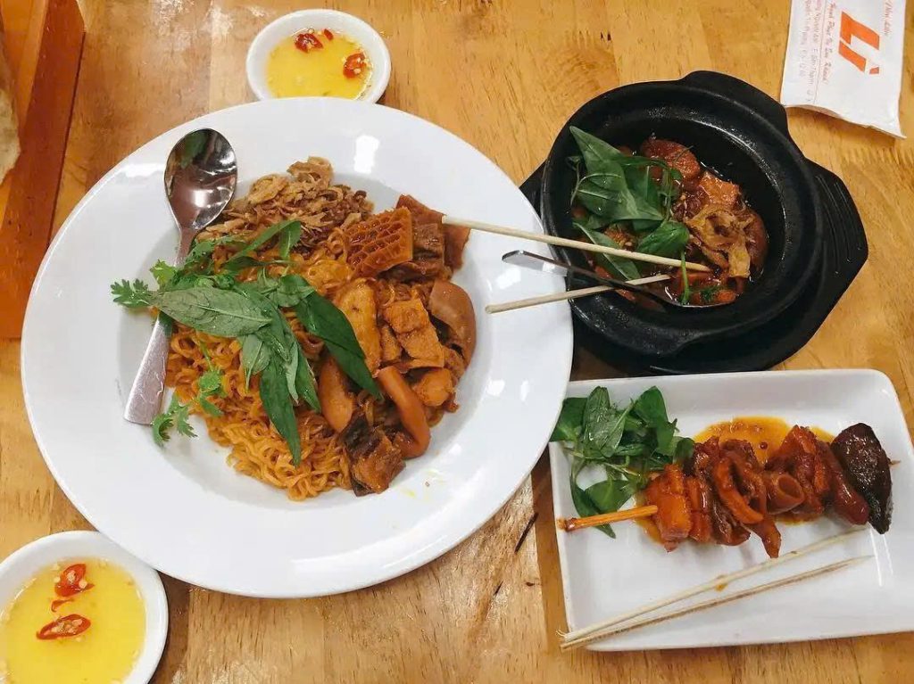 Ẩm thực ăn vặt Sài Gòn rất đa dạng và phong phú | Chơi gì ở Sài Gòn trong 1 ngày