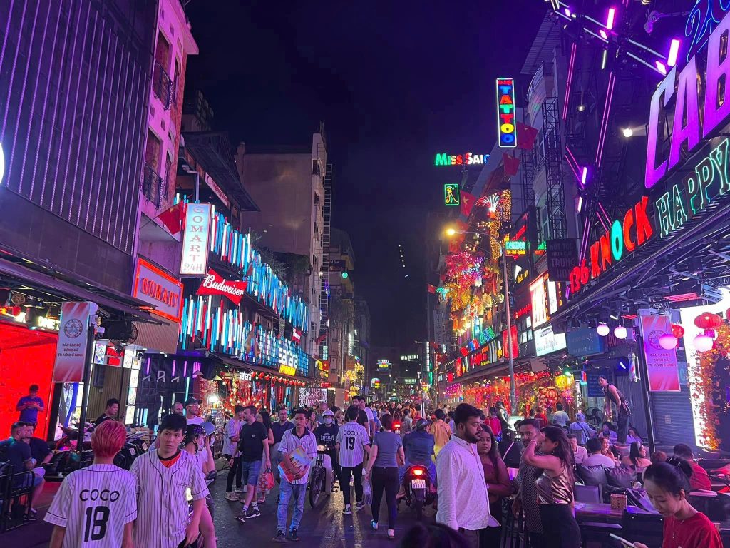 Phố Tây Bùi Viện | Chơi gì ở Sài Gòn trong 1 ngày