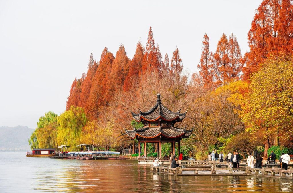 Tây Hồ là địa điểm du lịch Hàng Châu có cảnh sắc tuyệt đẹp vào mùa thu