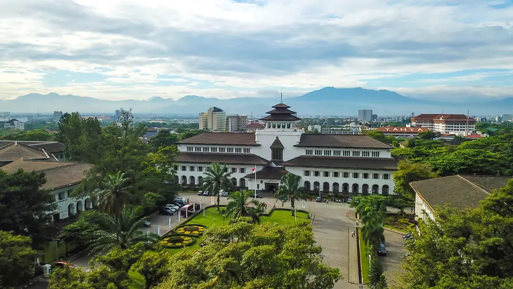 Landmark Terkenal & Rekomendasi Tempat Wisata Dekat Dipatiukur 89