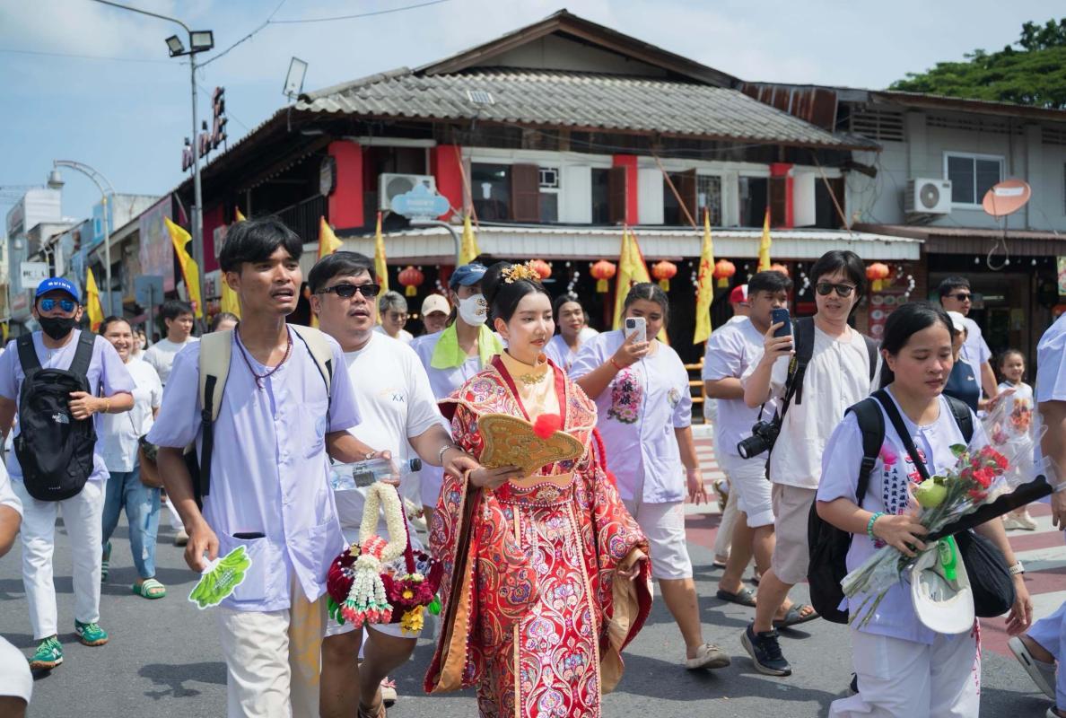 ศรัทธาคึกคัก! แห่พระรอบเมือง &ldquo;อิ้วเก้ง&rdquo; ศาลเจ้าท่าเรือ ม้าทรงแสดงอิทธิฤทธิ์ &ldquo;องค์หญิงพัดเหล็ก&rdquo; ร่วมขบวน สืบสานประเพณีถือศีลกินผักภูเก็ต 2569