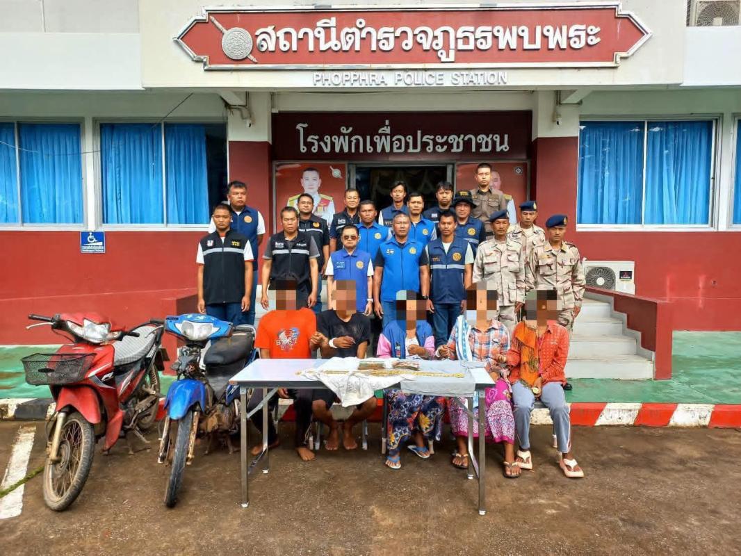 รวบแล้ว! &ldquo;แก๊งลักทรัพย์&rdquo; 5 ผู้ต้องหาชาวเมียนมา ตำรวจ&ndash;ฝ่ายปกครองพบพระไล่ล่าจับ ยึดทองรูปพรรณ 60 บาท เงินสด 6 หมื่น พร้อมรถจักรยานยนต์ 2 คัน