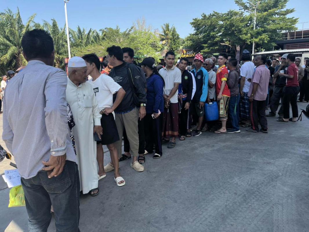 สตูล ประชาชนหลายร้อยคนแก่เข้าคิวรอซื้อน้ำมัน บ่ายนี้