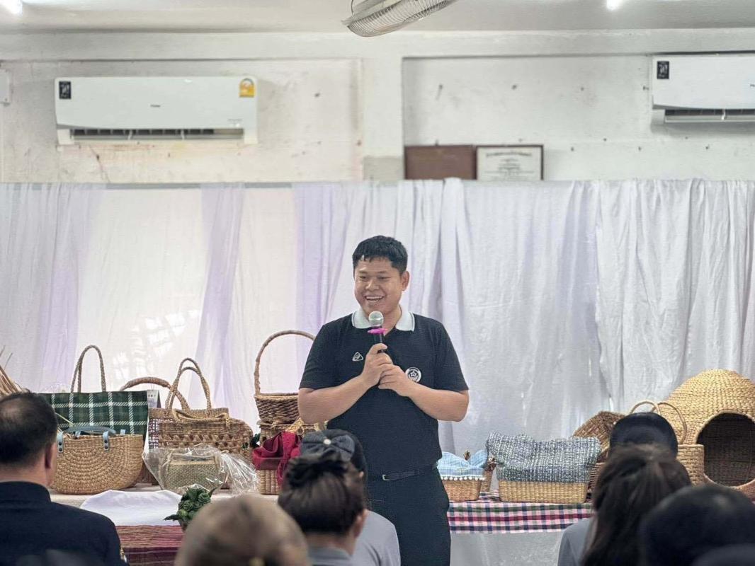 >>> &ldquo;พช.เมืองอ่างทอง เมืองแห่งความสุข&rdquo; ร่วมสนับสนุนกลุ่มจักสานผักตบชวาบ้านบางตาแผ่น ต้อนรับคณะศึกษาดูงาน เสริมองค์ความรู้ด้านการพัฒนาอาชีพและผลิตภัณฑ์ชุมชน <<<