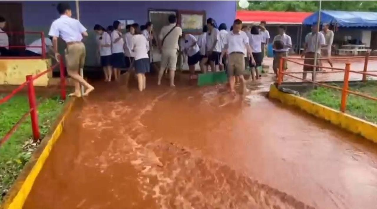 นาทีระทึกกลางสายฝน..น้ำป่าทะลักท่วมโรงเรียนรวมไทยพัฒนา 4 ก่อนบ่าเข้าหมู่บ้านทหารผ่านศึก ชาวบ้านผวาน้ำมาไว-แรง โชคดีไร้ผู้บาดเจ็บ